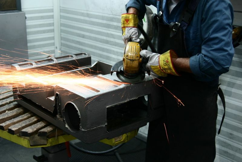 Das bringt der Guss so mit sich: Säubern der Teile per Hand....oder.... (Bild: Behringer)