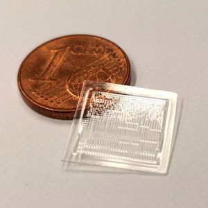 Ergebnis bei Hella in Sachen Freiform-Mikrooptiken: doppelseitige Mikrooptik, klein wie eine Ein-Cent-Münze und zwischen 0,3 und 2,5 Millimeter dick.(Bild:  Hella)