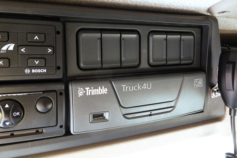 Truck 4U ist eine fest eingebaute On-Board-Unit im DIN-Format ohne visuelle Ausgabe, die mit dem digitalen Fahrtenschreiber und dem FMS-CAN-Bus verbunden ist. (Bild: Trimble)