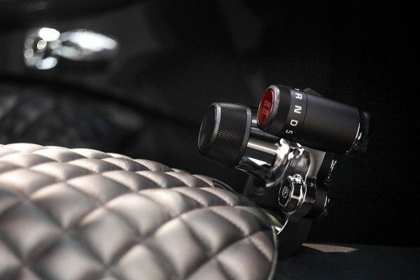 Für eine stimmungsvolle Atmosphäre im Cockpit sorgen kleine rote LEDs (in den Türen, den Lufteinlässen und im Dachhimmel) mit ihrer gedämpften Ambiente-Beleuchtung. Die Fensterheber werden über Aluminium-Kippschalter betätigt, die sich ebenfalls im Dachhimmel befinden. (Bild: KIA)