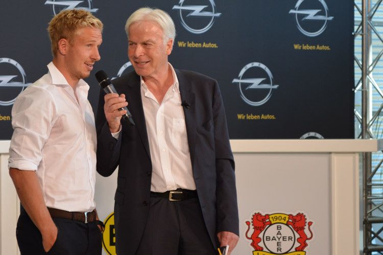 Neu in Freiburg – Angreifer Mike Hanke (links): „Wir müssen jetzt mal einen Dreier einfahren.“ Moderiert wurde die Diskussionsrunde vom Herausgeber des „Kicker“, Rainer Holzschuh. (Foto: Rehberg)