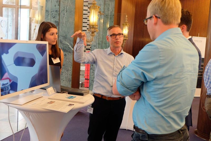 Wie kommt man schnell und ohne programmieren zu müssen zu eigenen Business-Anwendungen? Antworten auf diese Frage gab es am Stand von iTiZZiMO.  (Bild: Schreier)