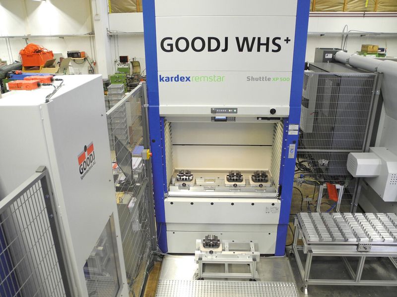 Der integrierte Turmspeicher, der außer Vorrichtungen auch Paletten lagert, kann auch von der Rückseite her beladen werden. (Bild: Chiron)