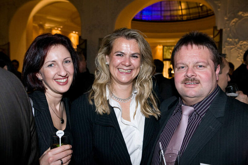 Sandra Schüller (li.) und Caroline Häfner von IT-BUSINESS mit Jörg Klawitter von Fröhlich + Walter. (Archiv: Vogel Business Media)