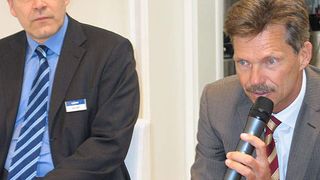 Dr. Klaus Probst, Vorstandsvorsitzender der Leoni AG, (rechts), und Jürgen Kniffki, Geschäftsführer der Leoni Kabelholding, wollen das Standbein außerhalb des Automobilbereichs ausbauen. „Wir sehen Zukunftsmärkte im Bereich der Solar-, Wind-, Verkehrs- und Medizintechnik,“ so Probst. Bild: Schulz (Archiv: Vogel Business Media)