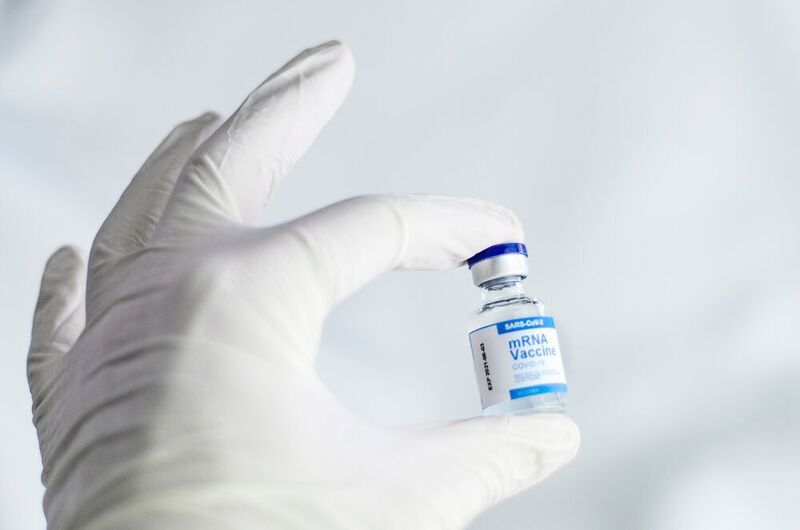 Hersteller wie Biontech/Pfizer oder Johnson & Johnson testen fortlaufend die Wirksamkeit ihrer Produkte bei Mutanten und auch die Dauer des Impfschutzes.  (gemeinfrei)