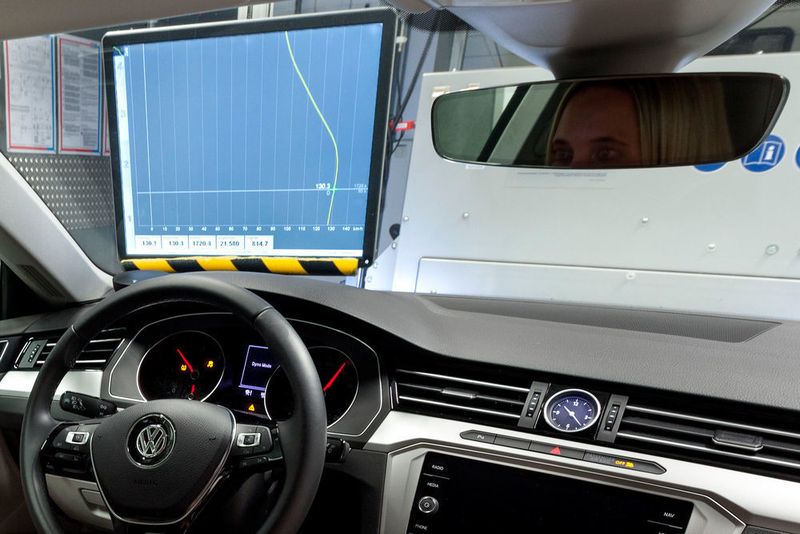 Herausfordernd für die Testfahrer: Sie müssen den kleinen Punkt mittels Beschleunigen und Bremsen möglichst exakt auf der vorgegebenen Linie halten. Er symbolisiert das Fahrzeug, die Linie die Geschwindigkeitsvorgaben im Fahrzyklus. (Volkswagen)