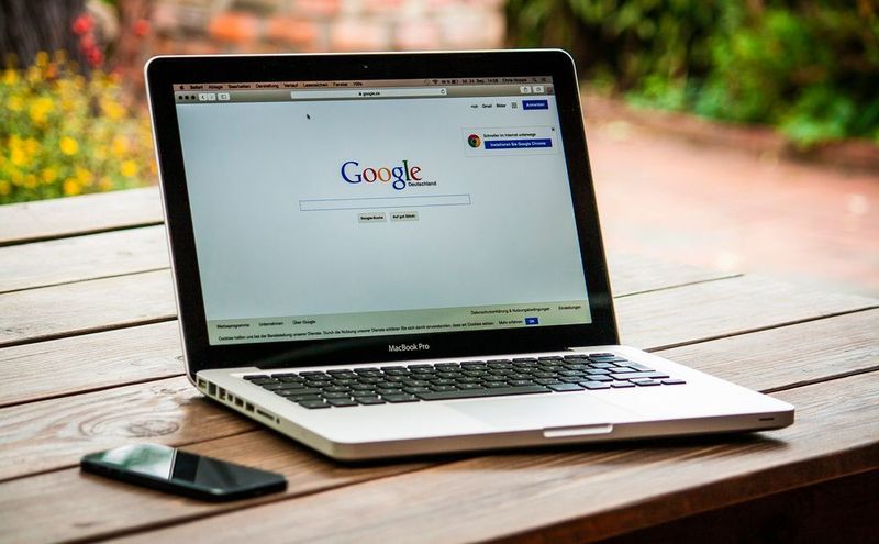 Vor dem Kauf: Google-Suche zu Sicherheitslücken des begehrten IoT-Geräts. Mit einer schnellen Suche erhält man bereits einen guten Überblick und erfährt, ob das Produkt der Wahl eventuell schon im Fokus der Hacker steht oder sogar bereits gehackt wurde.  (Pixabay)