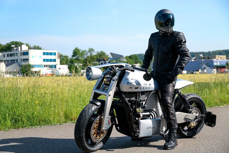 Ein Cockpit im klassischen Format gibt es nicht mehr, denn fahrrelevante Informationen werden über das Tablet angezeigt. Ebenfalls futuristischen Schick vermittelt der kunstvoll designte LED-Scheinwerfer. (Ethec)
