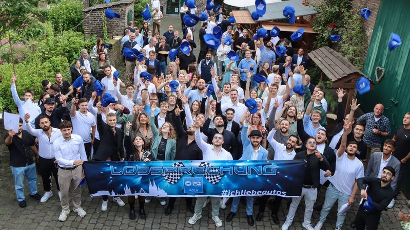 Freude bei der Kölner Kfz- und Karosseriebauer-Innung: Bei einer gemeinsamen Lossprechungsfreier in Pulheim konnten sie 200 neuen Fachkräften ihre Gesellenurkunden überreichen.(Bild:  Kfz- und Karosseriebauer-Innung Köln)