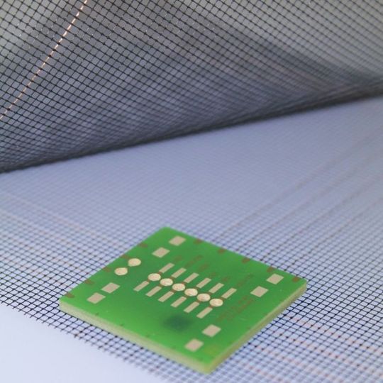 Textilien und Elektronik gehen immer öfter eine intelligente Verbindung ein: Das Bild zeigt ein vom Fraunhofer Institut IZM entwickeltes Gewebe, das Alarm schlägt, wenn es zerschnitten wird - etwa als LKW-Plane(Fraunhofer IZM)