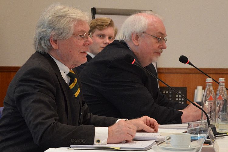 Branchenanwalt Christian Genzow (links) wies unter anderem darauf hin, dass die Möglichkeit, allein den Fiat-Servicevertrag zu beanspruchen, auch nach einer Nichtannahme des Vertragspakets zum 2. April 2015 noch bestünde. (Foto: Rehberg)