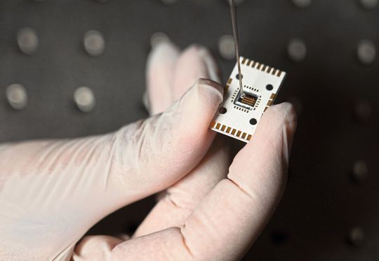 Der Sensorchip in einem Plastikgehäuse Der Sensorchip in einem Plastikgehäuse