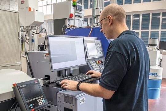 Process Engineer Marco Kunz, Mitentwickler der automatischen Verschleissmessung, im Technologiecenter von Blaser Swisslube.(Bild:  Blaser Swisslube AG)