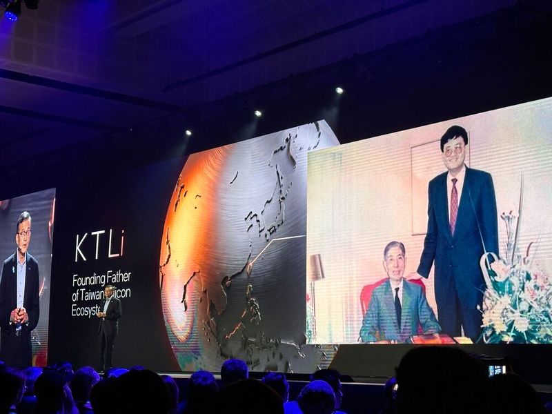 Lip-Bu Tan, Chief Executive Officer von Intel, berichtet stolz, wie er damals den Founding fahter of Taiwan Silicon Ecosystems KT Li getroffen hat. (Bild: Vogel IT-Medien)