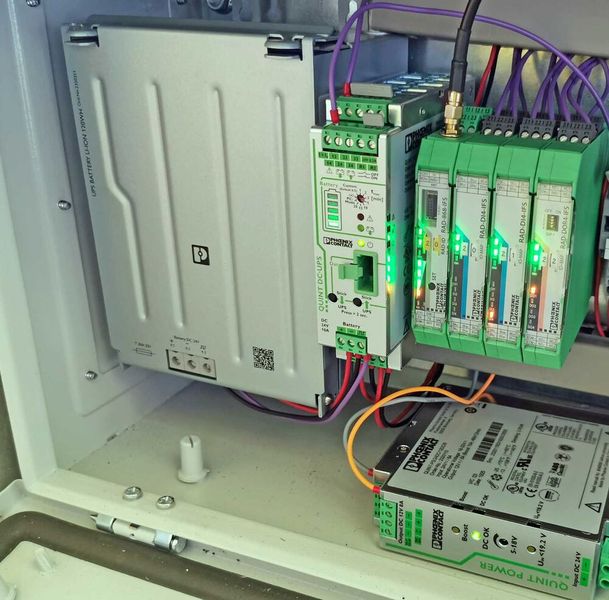 In den Schaltkasten der Gondel wurden die Funktransceiver RAD-868-IFS und die USV-Stromversorgung Quint von Phoenix Contact sowie ein schnell wechselbares Batteriemodul eingebaut. (Bild: Klaus Vollrath)