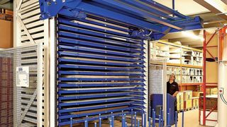 Mit dem Turmlagersystem Stopa Tower Eco erfolgt bei der Schweizer Expomobilia AG das Handling der Bleche heute wesentlich effizienter als früher. Auch der Wunsch nach mehr Ergonomie wurde erfüllt. (Bild: Roman Graggo)