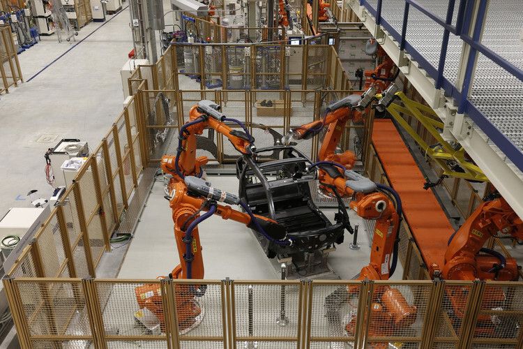 ABB-Roboter bearbeiten das CFK-Life-Modul des BMW i3 im Werk Leipzig. (Bild: ABB)