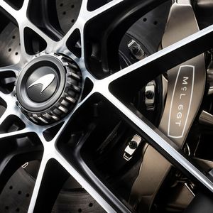Leichtmetallräder mit Zentralverschluss, Bremssättel mit Baureihenbezeichnung(Bild:  McLaren Automotive / James Lipman)
