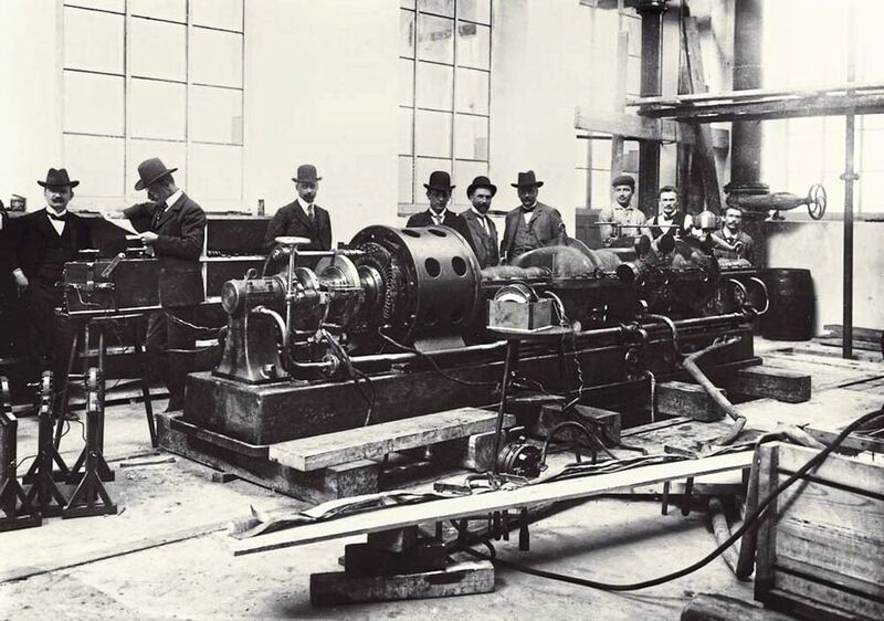 Erste von BBC verwirklichte Dampfturbine auf dem Prüfstand mit Charles Brown (2. v. l.) und Walter Boveri (4. v. l.). (ABB)