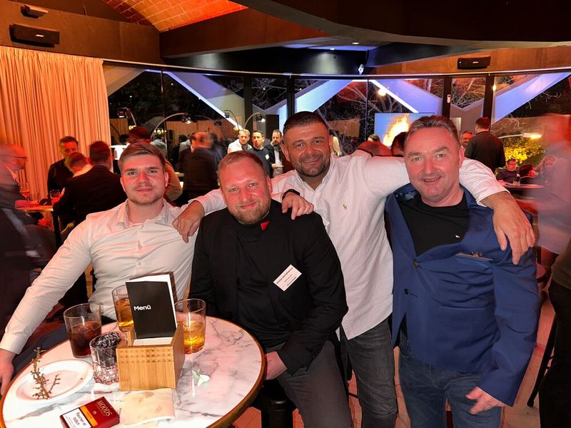 Hier freuen sich die Wortmann Kollegen im Büro, denn (v. l.) Anton Teichreb und Bastian Bartelheimer (Wortmann) mit Tobias Loska (Tarox) und Joachim Roebe (Kosatec) haben mir ein Lächeln geschenkt, dass 