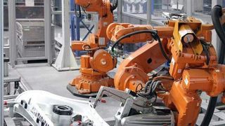 Im Takt von ca. 100 Sekunden schweißen die Fachleute bei GF pro Fahrzeugtür 16 Punkte von exakt je 5 mm im Durchmesser.  (Bild: Fronius)