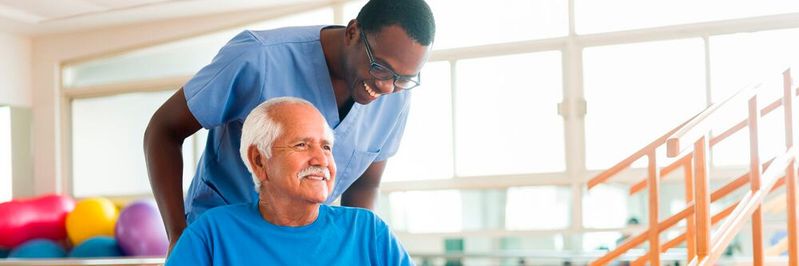 Führte das Zusammenlegen der Alten- und Krankenpflegeausbildung zum Anstieg der Ausbildungsabbrüche?(©  aldomurillo – Getty Images via Canva.com)