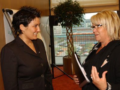 Im Gespräch (v. li.): Daniela Ben Said, Quid agis (Georgsmarienhütte), und Helga Eggert, Autocenter Eggert GmbH (Bergen). (Archiv: Vogel Business Media)