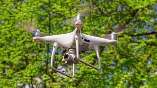 Eine Drohne im Einsatz: Bald sollen die fliegende Helfer autonom unterwegs sein, um Rettungskräfte besser unterstützen zu können. (© A.Savin, WikiCommons)