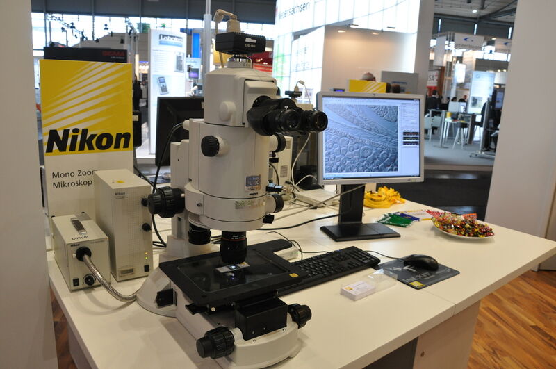 Das vielseitig einsetzbare Multizoom AZ100 Mikroskop von Nikon Instruments kombiniert die Stärken der Stereomikroskopie, wie das breite Sichtfeld und große Arbeitsabstände, mit den Vorteilen hochauflösender Aufrechtmikroskope.  (Bild: M.Henig/LaborPraxis)