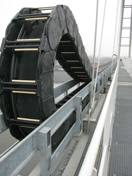 Schwere Schläuche: Den „vector“ in Silber verlieh die Jury dem Amoras-Projekt im belgischen Antwerpen. Die größte Polymer-Energiekette der Welt (E4.350) führt schonend Schläuche mit 300 mm Durchmesser und ca. 100 kg pro Meter Schlauchgewicht. (Bild: igus)