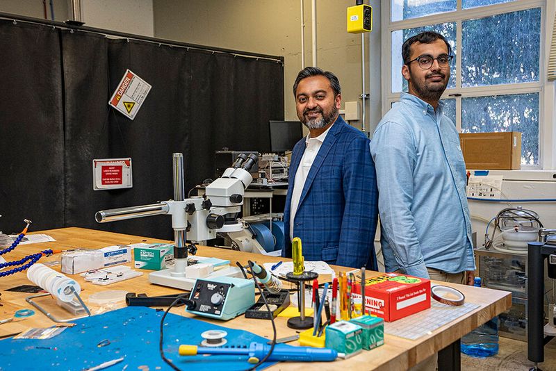 Sayeef Salahuddin (links) und Nirmaan Shanker im Labor.  (Bild: Marilyn Sargent/Berkeley Lab)