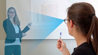 Online-Meeting der Zukunft: Die Teilnehmerin rechts erkennt mittels einer VR/AR Brille die virtuell anwesende Vortragende links als realistisches Hologramm. (Universität Stuttgart/PI4, Julian Karst)