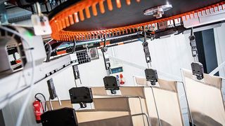 Airtrax ist ein modulares, flexibles System für die Beförderung von Hängewaren. (Vanderlande)