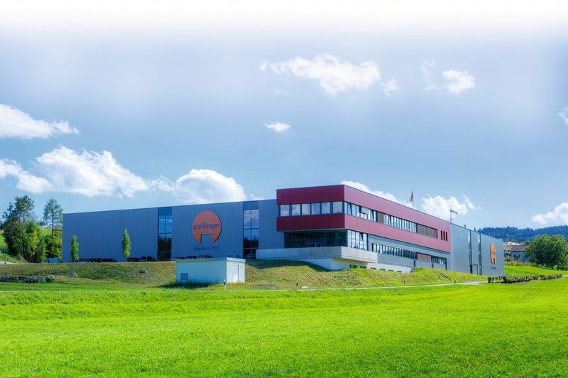 Ein Musterbeispiel für Nachhaltigkeit und Flexibilität: die auf der grünen Wiese entstandene Zukunftsfabrik der Profilsager AG in Dürrenäsch (IE Industrial Engineering)