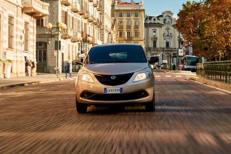 Vertrieben wird der Ypsilon Hybrid für mindestens 14.450 Euro. (Bild: Lancia)