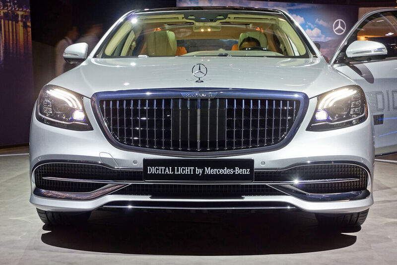 In der aufgefrischten Mercedes-Maybach S-Klasse erblickt die Zukunft des Auto-Scheinwerfers das Licht der Öffentlichkeit: Es hat HD-Qualität und die Möglichkeit, per Lichtsignal mit dem Fahrer zu kommunizieren. (SP-X/Knödler)