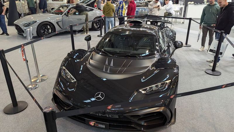 ... über den superseltenen Mega-Sportwagen Mercedes-AMG One mit Formel-1-Motor ...  (Bild: Rosenow – VCG)