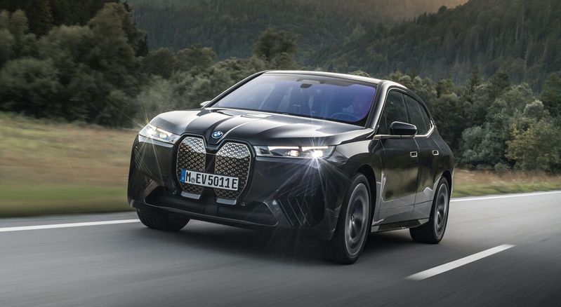 Der iX 50 hat einen Elektroantrieb mit 385 kW (523 PS). Der iX 50 hat einen Elektroantrieb mit 385 kW (523 PS).