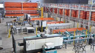 Kürzere Durchlaufzeiten: Halbzeuge gelangen aus den Lagern direkt zu zwei automatisierten Sägen zum Ablängen. (Bild: Kasto)