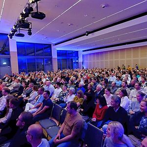 Die Gäste des traditionellen Jahresforum der Kfz-Innung erlebten auch diesmal wieder einen Abend voller Impulse.(Bild:  Holger Zietz - VCG)