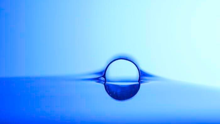 “Unsinkable" metal tube made from chemically-etched aluminum floats in distilled water at the lab of University of Rochester professor Chunlei Guo.(Source:  J. Adam Fenster / University of Rochester)