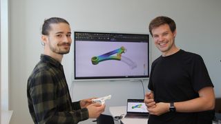 Nils Meyer (rechts) und Projekt-Mitarbeiter Julian Greif entwickeln ein KI-Tool, um die Bauteilentwicklung im Spritzguss zu optimieren.  (Bild: Universität Augsburg)