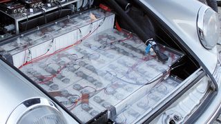 Elektrobatterien: Blick unter die Haube des Elektroporsche mit der Startnummer 34 bei der Bertha-Benz-Challenge 2012 (Bild: Ulrich Steinlechner)