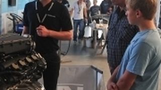 Auf dem Azubitag bei Kunzmann stellten Auszubildende Schülern und Eltern die Autoberufe vor. (Büttner)