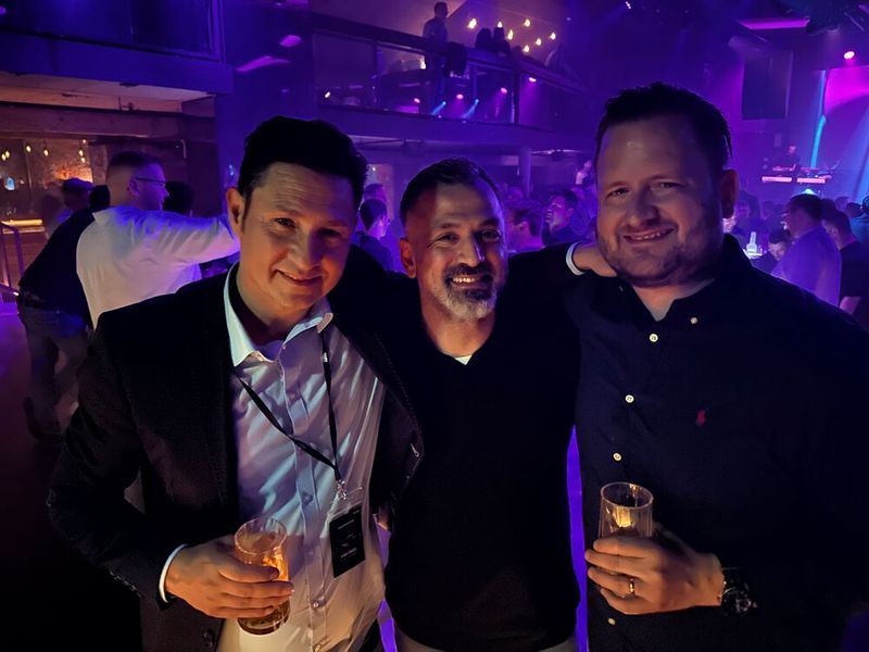 Man ist nie zu alt um Spaß zu haben, (v. l.) Irfan Delija (Littlebit), Ünal Özcan (Cyberport) und Stefan Ebnöther (Littlebit). (Bild: Vogel IT-Medien GmbH)