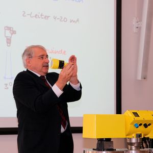 25 Jahre später: Der neue Vegapuls 64, ab Mai 2016 erhältlich, misst erstmals mit 80 GHz. Das Signal/Rausch-Vehältnis hat sich auf 120 dB verdoppelt!