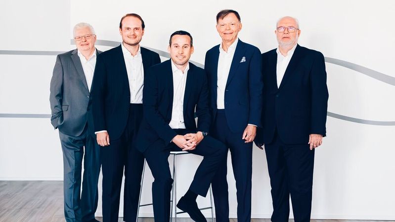 V. l. n. r.: Herr Michael Schütz (Leiter Vertrieb und Marketing), Herr Jens Drewing (Geschäftsführender Gesellschafter), Herr Michael Lauxmann (Leiter Vertrieb und Marketing), Herr Holger Drewing (Geschäftsführender Gesellschafter), Herr Oliver Lewerentz (Kaufmännischer Leiter)(Bild:   Herth+Buss)