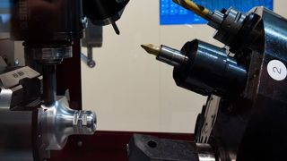 Die Echtzeitdaten aus der Rundtaktmaschine von Pfiffner visualisiert und analysiert der Data Analytics Server (im Hintergrund) am Stand von Bosch Rexroth. (Stefanie Michel)