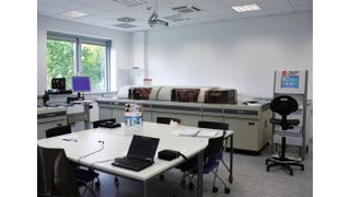 Abb. 1: Die Analysegeräte in den sechs Schulungsräumen werden von der zentralen Aufbereitungsanlage Centra R200 HFV mit bis zu 30 Litern Reinstwasser pro Minute versorgt.  (Bild: Elga)